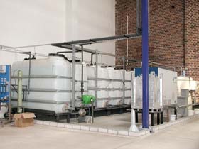 Prozesswasseraufbereitungsanlage mit Vakuumdestillationsanlage und System-Tanks
